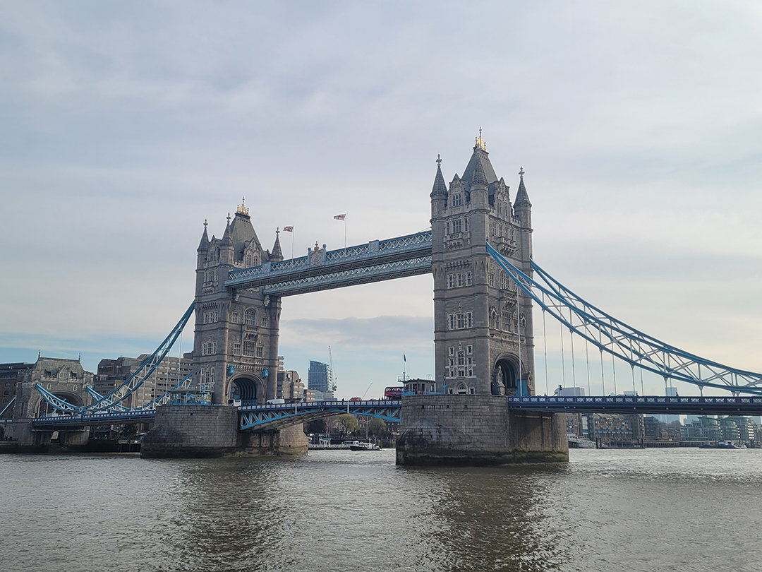 Viseči most Tower Bridge, ena najbolj prepoznavnih londonskih znamenitosti z razgledom na Temzo.