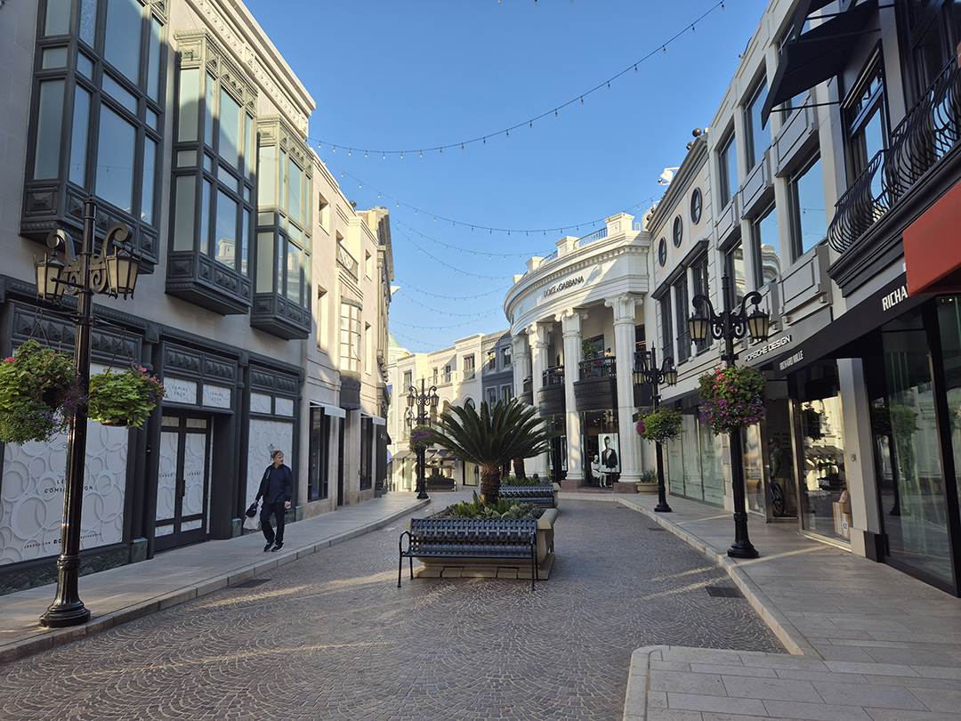 Eleganten del Beverly Hillsa z luksuznimi trgovinami in urejeno arhitekturo, značilen za prestižno četrt Los Angelesa.
