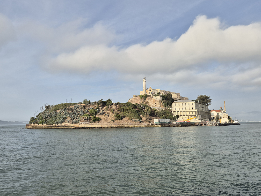 Pogled na otok Alcatraz, nekdanji strogi zapor, ki danes deluje kot eden najbolj obiskanih muzejev v San Franciscu.