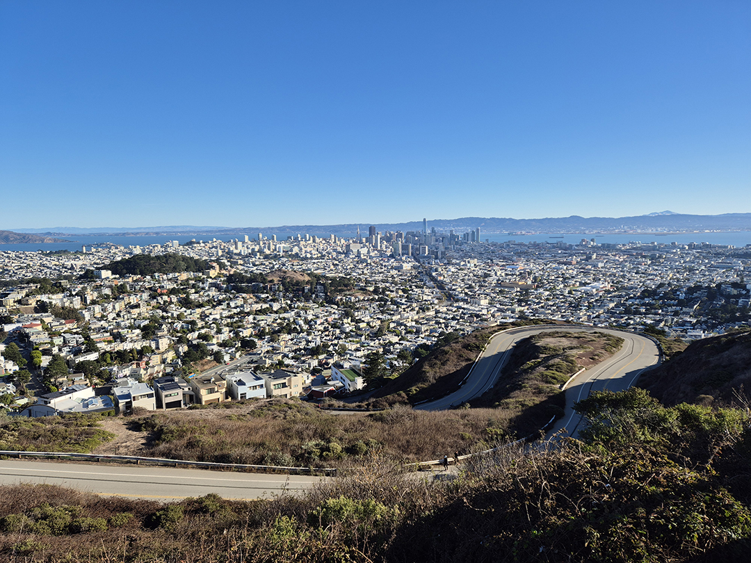 Panoramski razgled na San Francisco z razgledne točke Twin Peaks, kjer se vidi celotno mesto in zaliv.