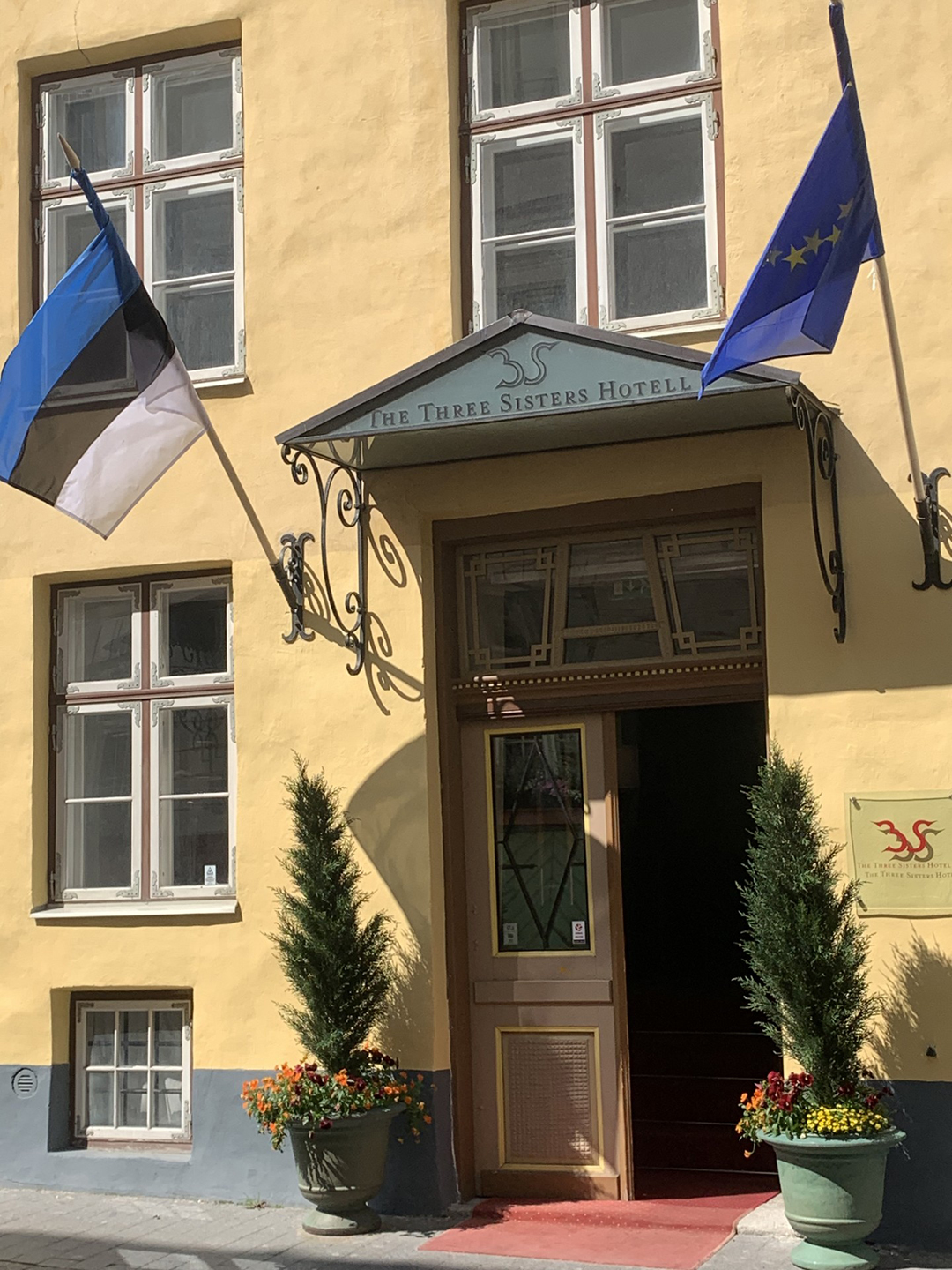 Vhod v zgodovinski hotel Three Sisters v Talinu, ki domuje v treh povezanih srednjeveških hišah.