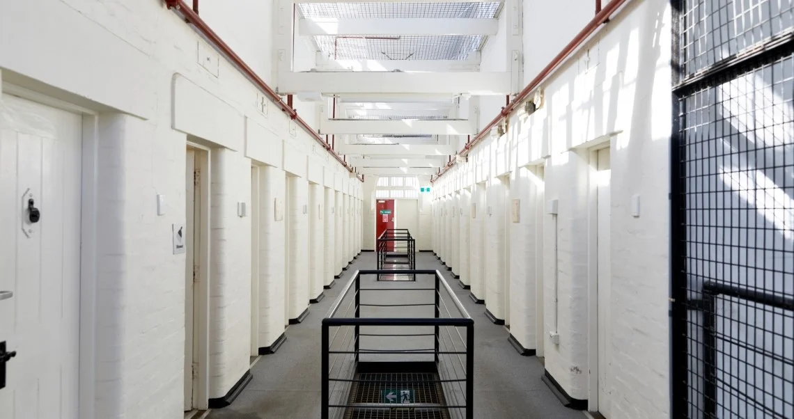 Notranjost zgodovinske stavbe, ki danes deluje kot YHA hostel.