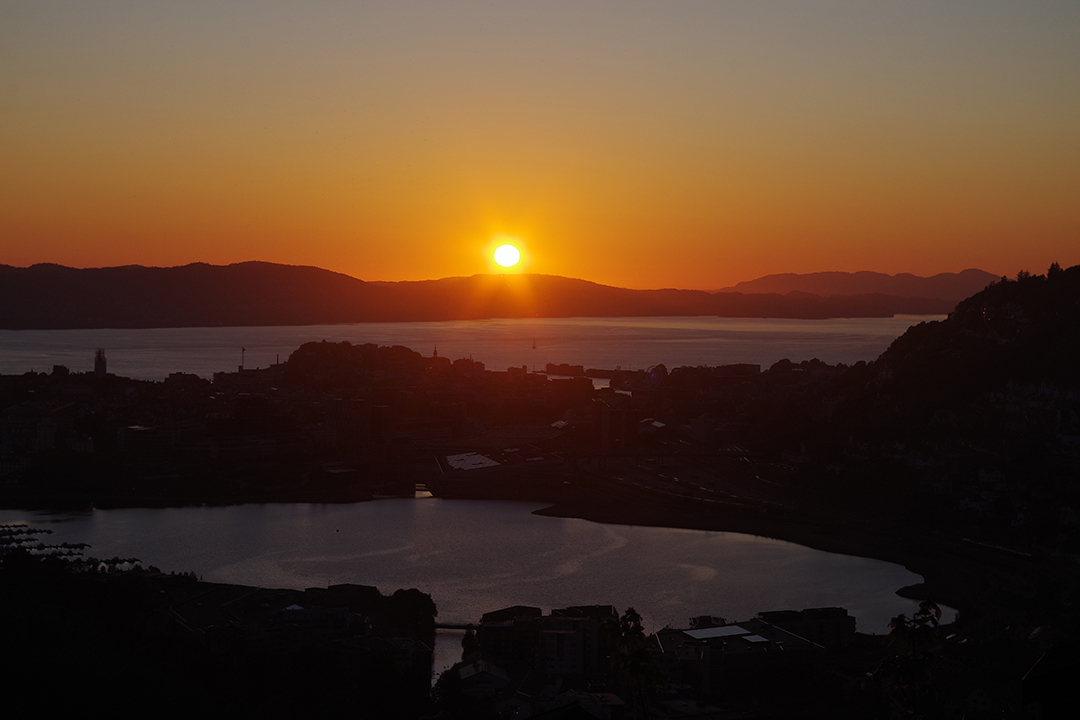 Čaroben sončni zahod nad fjordi blizu Bergna, popoln zaključek dneva raziskovanja.