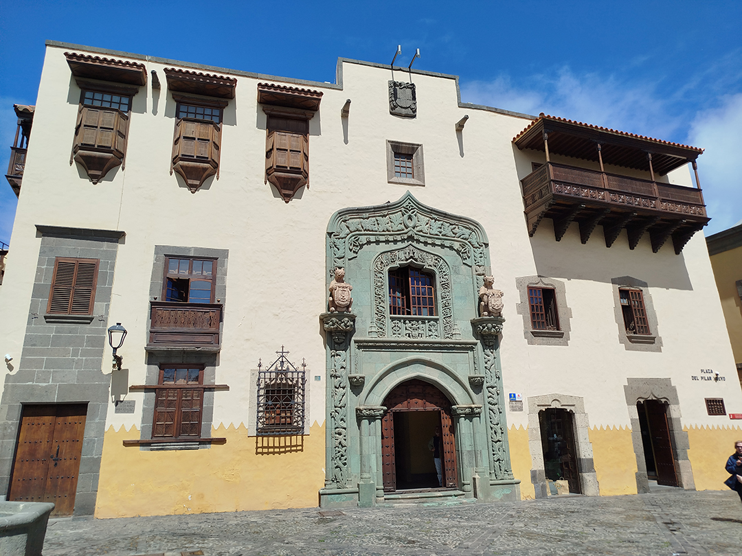 The historic Vegueta district in Las Palmas impresses with its architecture, narrow streets, and Canarian atmosphere.