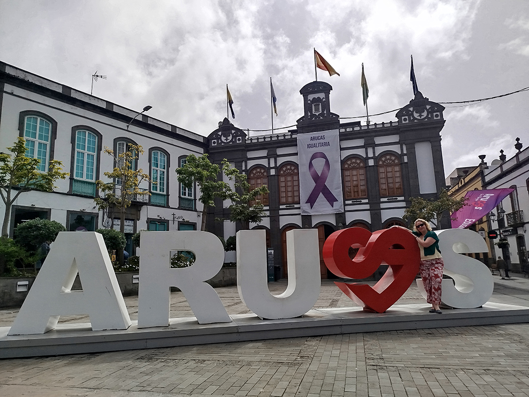 The town of Arucas charms visitors with its local atmosphere, architecture, and picturesque streets of Gran Canaria.