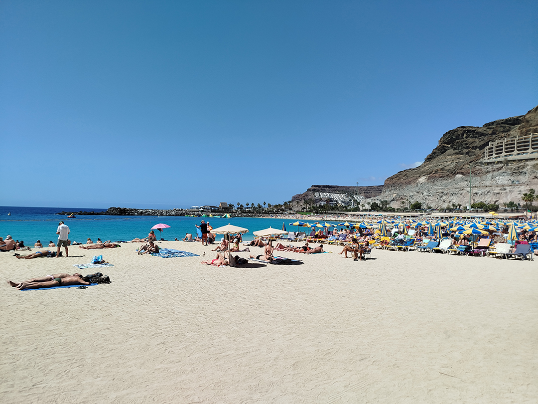 Playa de Amadores beach impresses with turquoise water, bright sand, and the relaxed atmosphere of Gran Canaria.