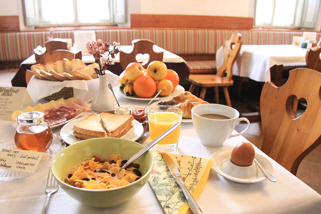 Breakfast at Hostel Pod Skalo in Kamnik offers a cozy and homely travel experience.