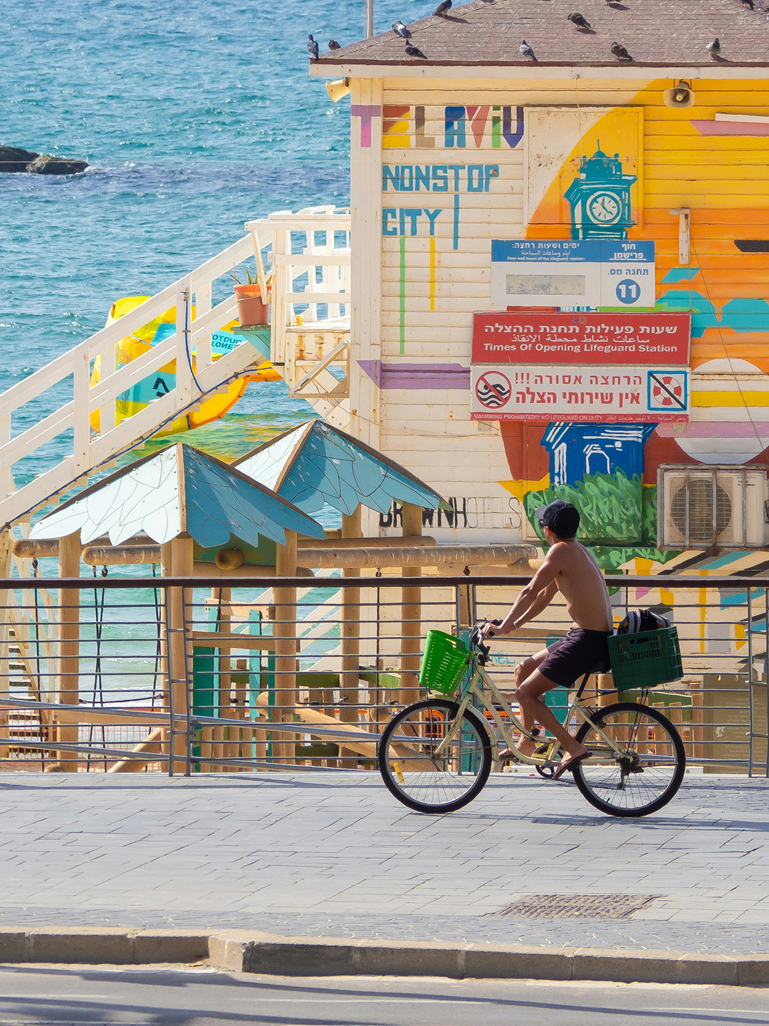 Relaxed seaside life in Tel Aviv with city beaches, cyclists and colorful coastal atmosphere.