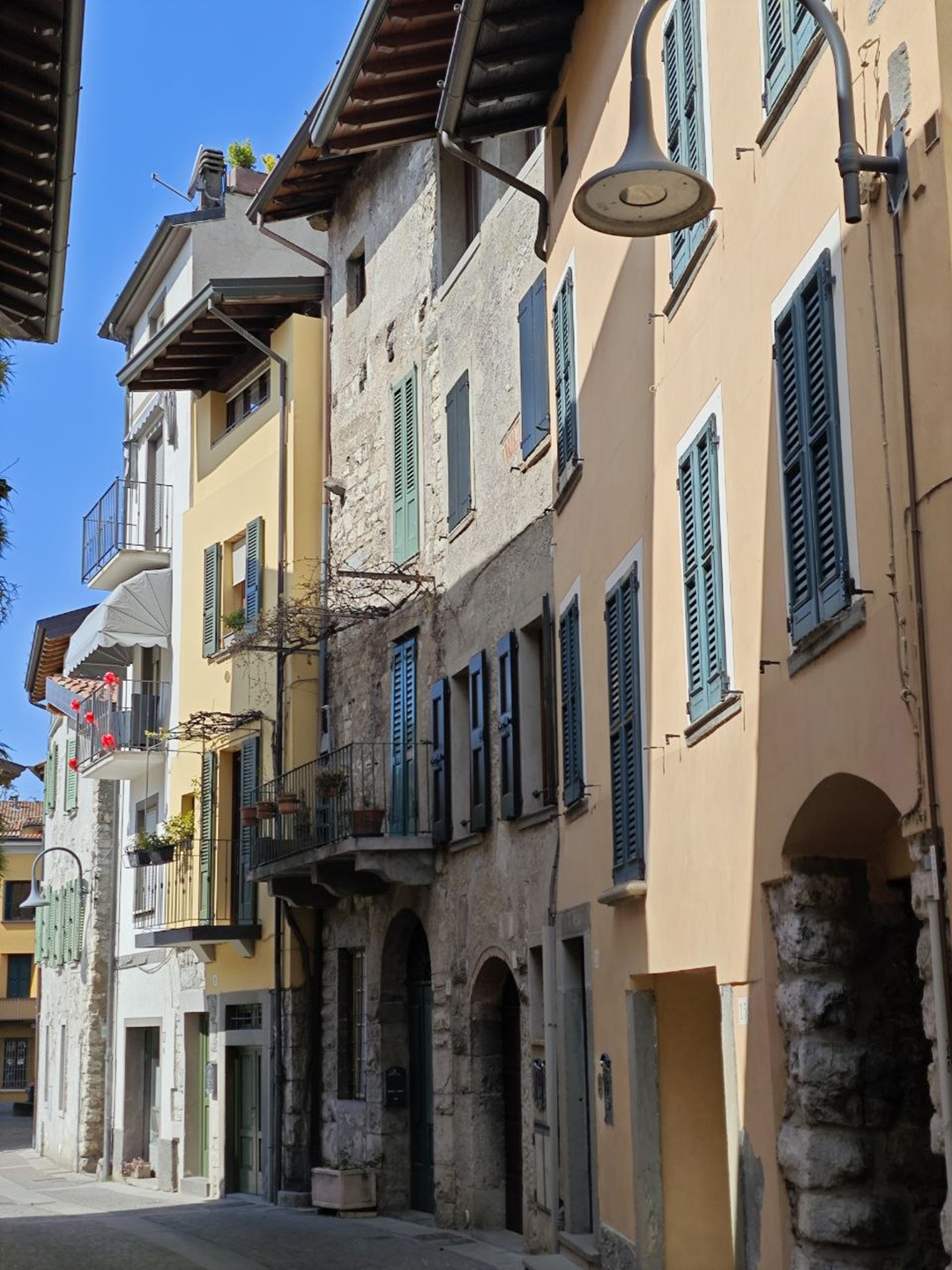The charming streets of Iseo invite visitors to slow down and enjoy authentic Italian life among historic buildings, cosy cafés and the relaxed atmosphere of Lake Iseo.