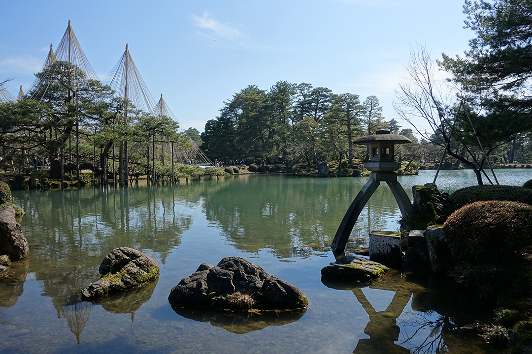 The peaceful scenery of Kenroku-en Garden in Kanazawa showcases tranquil ponds, traditional stone lanterns and timeless Japanese landscape design in one of Japan's finest gardens.